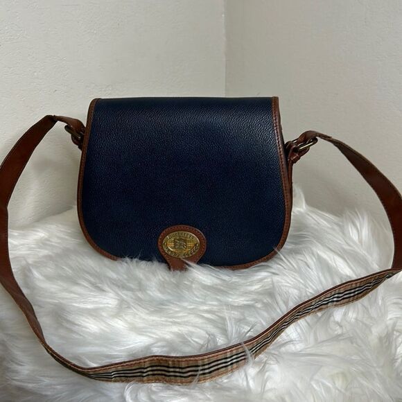 Burberry Handbags - 💯Authentic Burberry Shoulder Bag💯